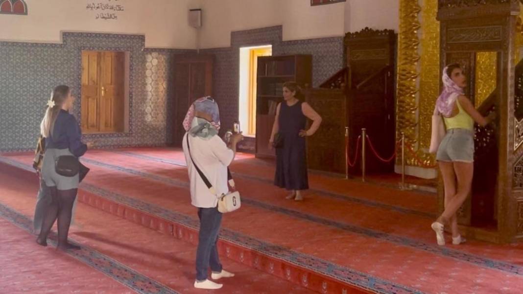 Tarihi camide tartışma yaratan görüntüler: Uyarılar da personel de yetersiz kaldı 3